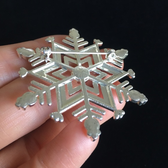 Jewelry - Vintage Silver Tone Snowflake Brooch Pin - Picture 5 of 8